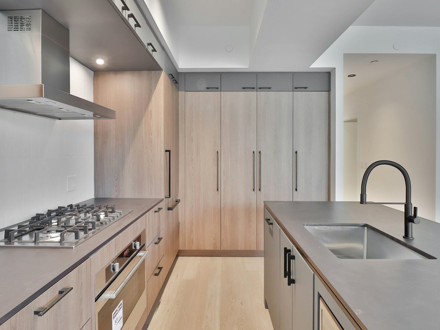 Una cocina con frente de altos de piso a cielo, terminada e instalada.